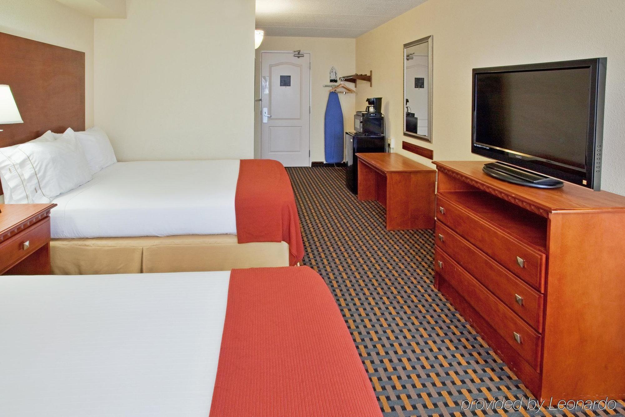 Clarion Pointe Jacksonville Near Camp Lejeune Room photo